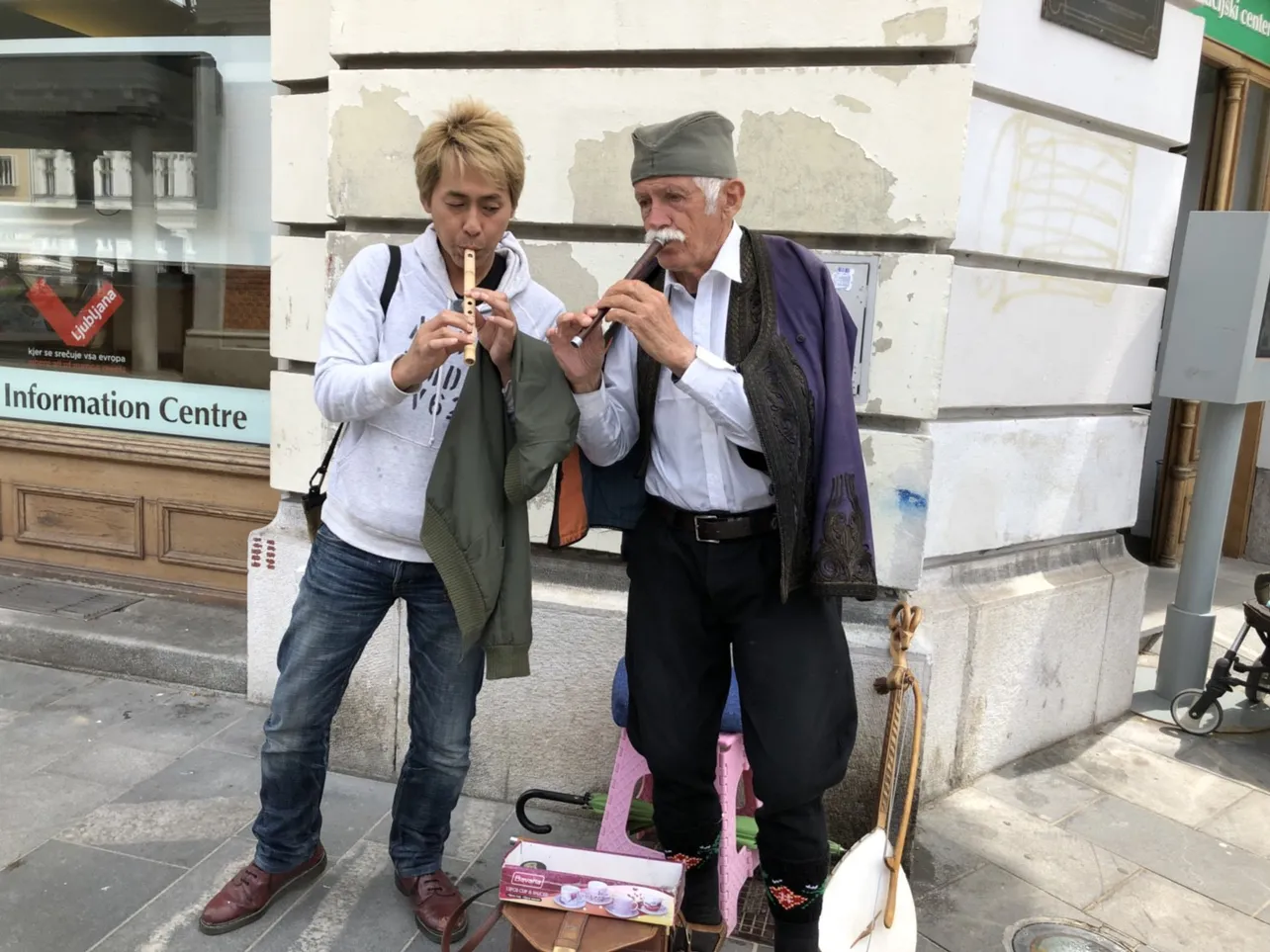 街の人と楽器を演奏するヒロシ