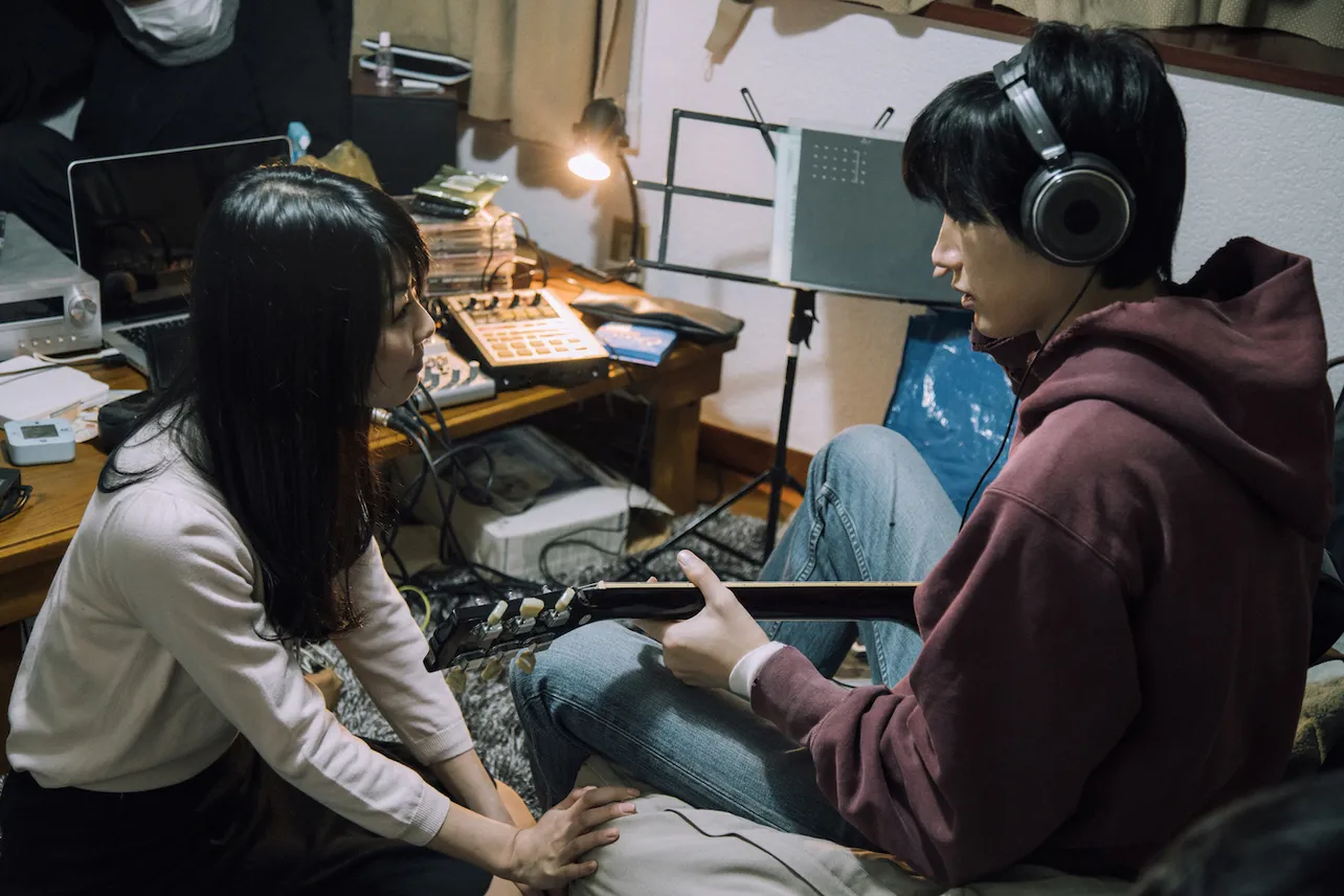 桜田通が解散したバンドのボーカリスト、福田麻由子がその恋人を演じる映画「ラ」は2019年4月公開