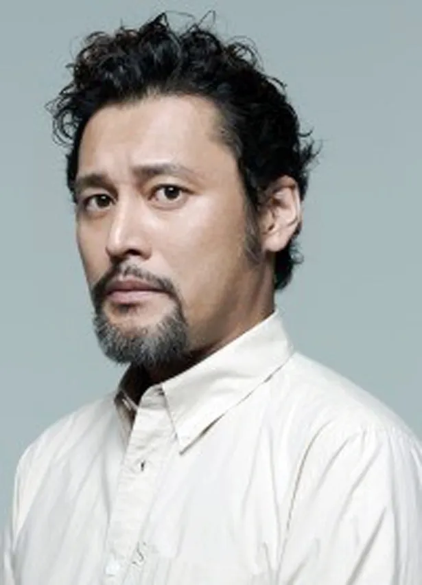 【写真を見る】20年来の仲間という俳優・横田栄司