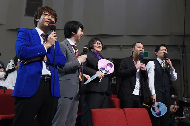 担任の小宮浩信、相田周二、安藤なつ、大悟、ノブ(写真左から)は、うちわを持って応援！
