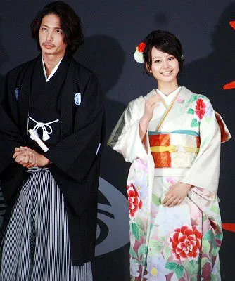袴姿ででビシッと決めた玉木宏と、白い着物で登壇した堀北真希（写真左から）