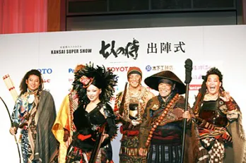 堂本光一ら「七人の侍」が出陣！ 一億円超えの豪華“寛斎流侍ファッション”で登場！