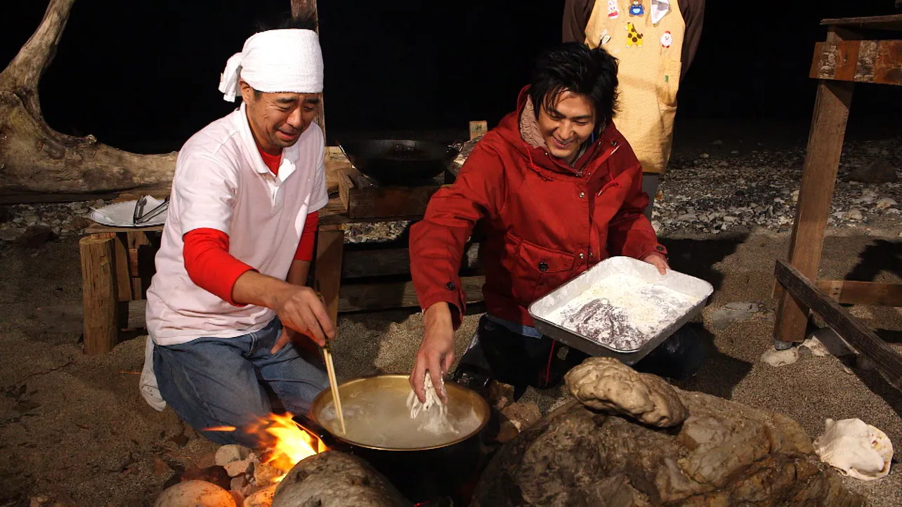 【写真を見る】無人島でも“例のオイル”は健在!?　華麗な料理を披露