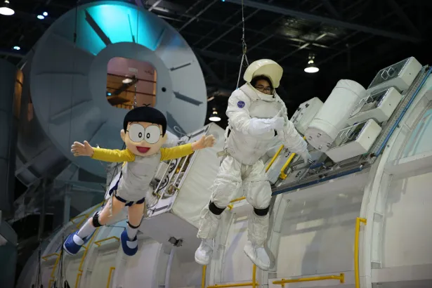 【写真を見る】中岡、空を飛ぶ！”NASAでのび太と空中飛行体験