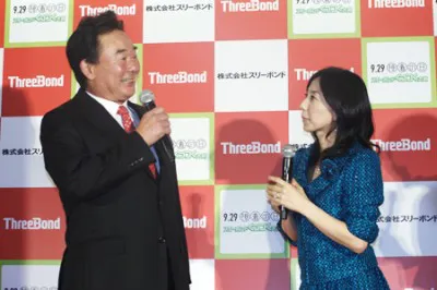 【写真】会場に登場した（写真左）スーパーアドバイザー・東尾修氏とくっつく大使・東尾理子