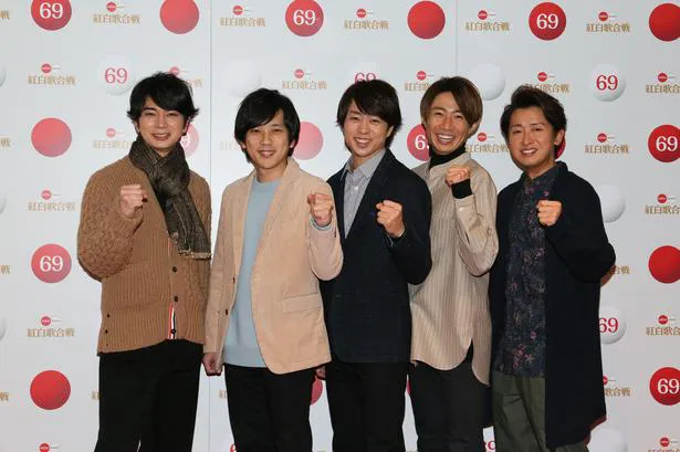 「第69回NHK紅白歌合戦」白組司会の櫻井翔(写真中央)。嵐のメンバーは胸を張って紅白本番へ送り出す