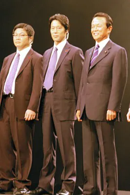 【写真】麻生太郎元首相（写真右）の警護に当たる松尾諭と堤真一（写真左から）
