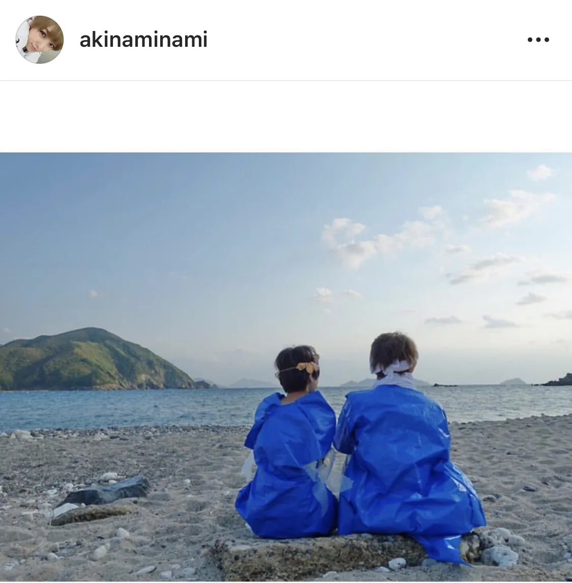 【写真を見る】無人島での結婚式後、海岸で肩を寄せ合う濱口優と南明奈