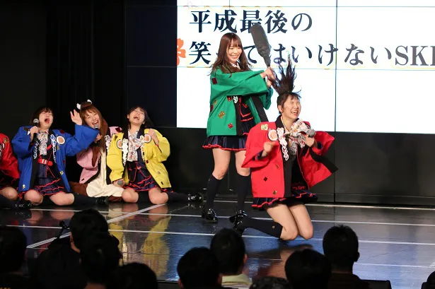 【写真を見る】AKB48選抜のメンバーにも容赦なく罰を執行する松村香織