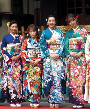 川栄李奈「猪突猛進」、飯豊まりえ「バカリズム作品に」晴れ着美女たちの新年の抱負は？＜写真特集2＞