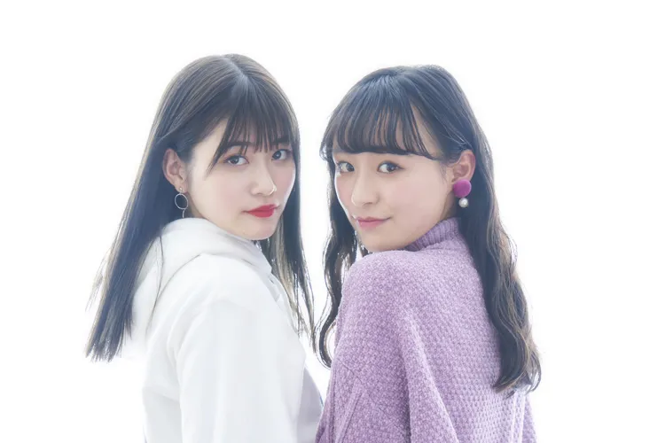 左から生見愛瑠、鈴木美羽