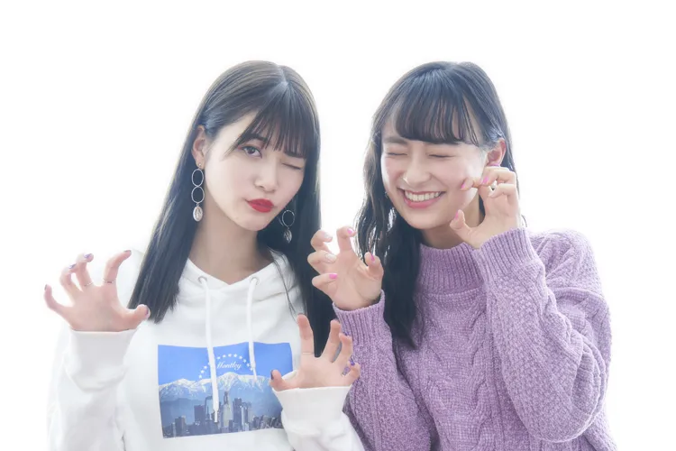 左から生見愛瑠、鈴木美羽