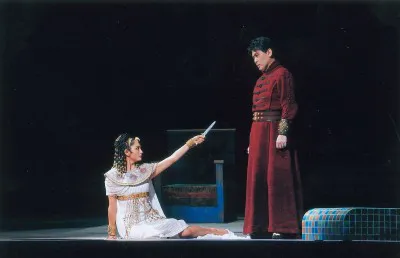 エジプトの女王クレオパトラを演じるのは小島聖（写真左）