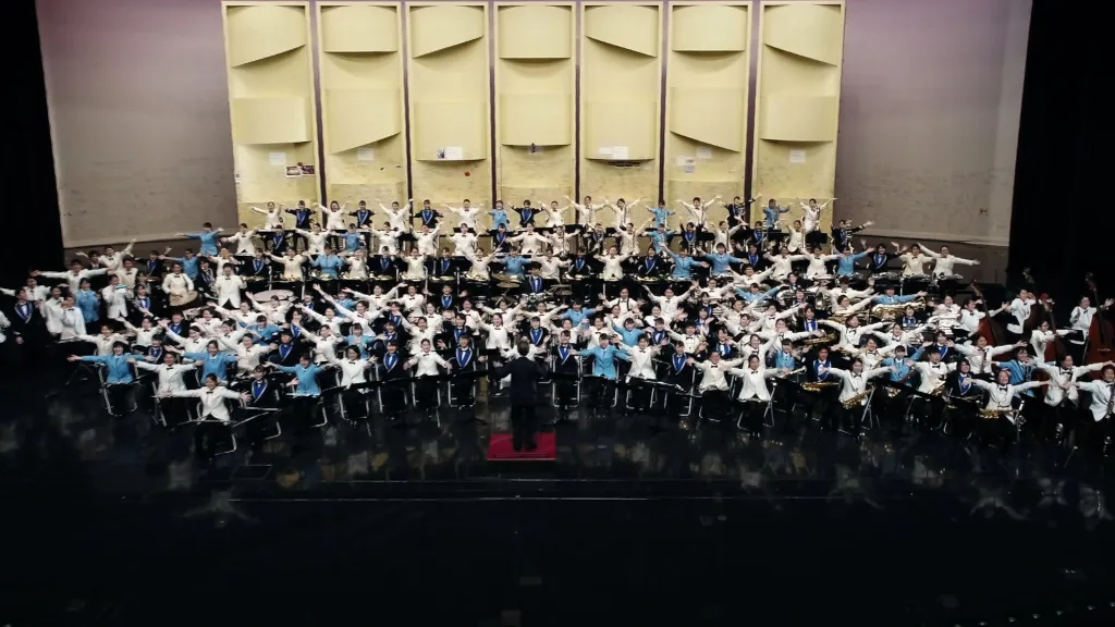 普門館で「宝島」を演奏する400人の吹奏楽団メンバー