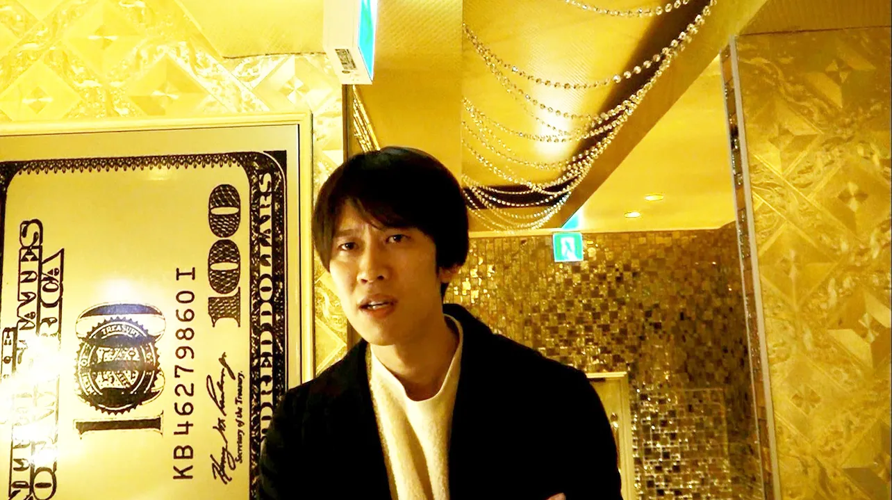 チバテレで番組がスタートすることを伝えられたのは、なぜか大阪にある店内全部がゴールドのお店