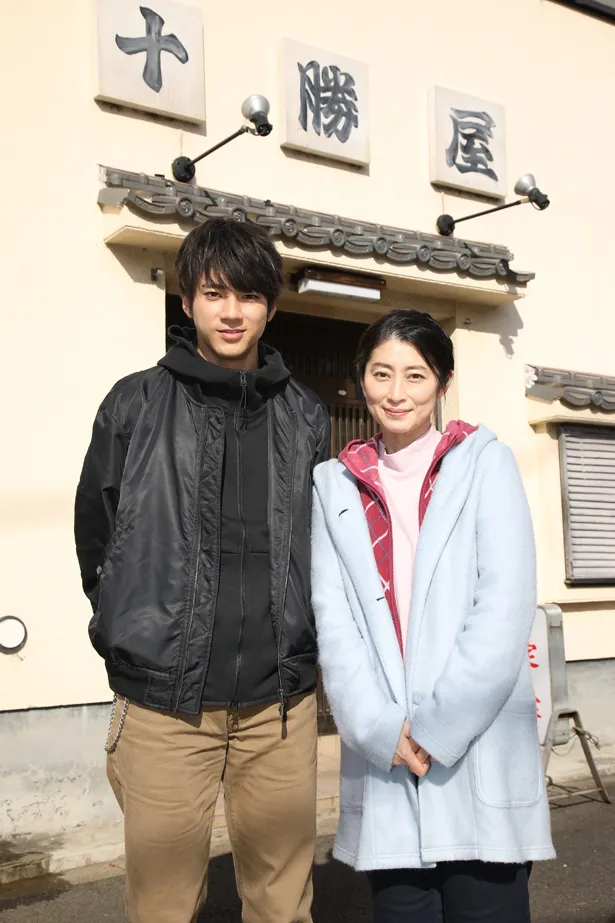 親子役でゲスト出演する仙道敦子(右)と山田裕貴(左)