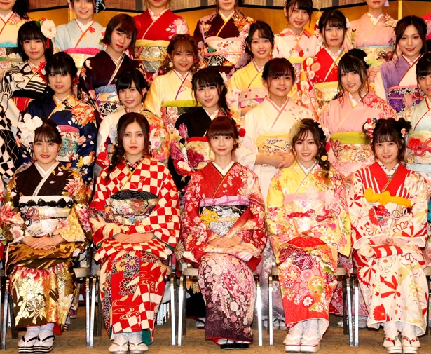 「AKB48グループ2019年新成人メンバー成人式記念撮影会」に出席した(写真前列左から)加藤美南、北川綾巴、荻野由佳、込山榛香、朝長美桜