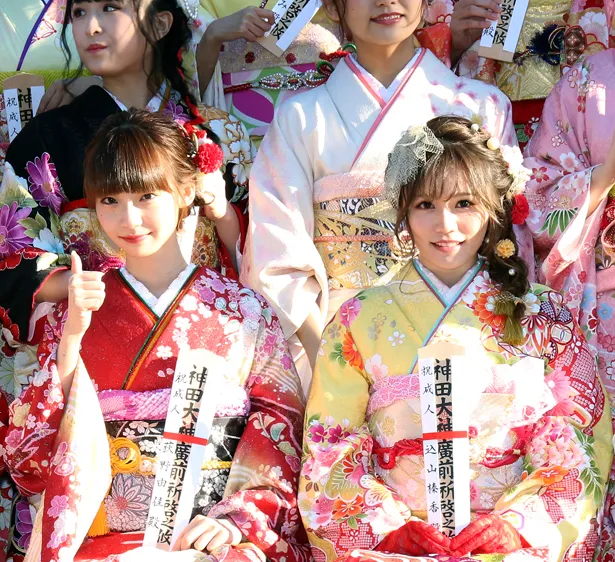 【写真を見る】笑顔を見せるNGT48・荻野由佳(写真左)とAKB48・込山榛香