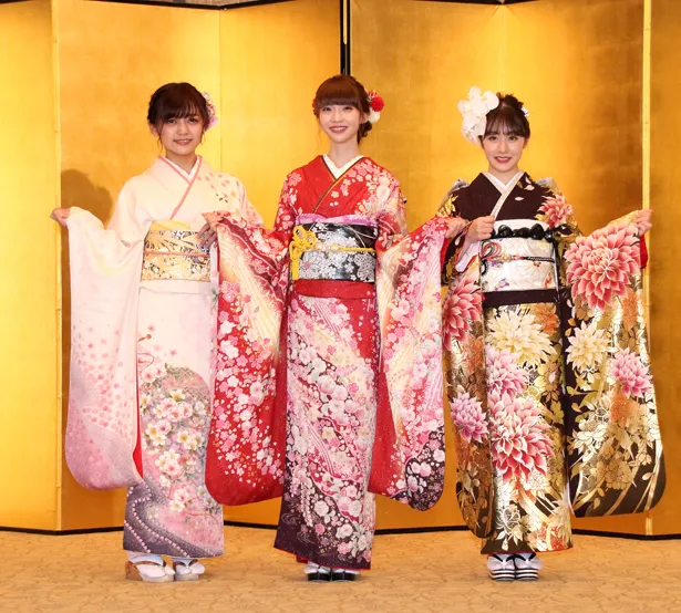 「AKB48グループ2019年新成人メンバー成人式記念撮影会」に出席したNGT48の中村歩加、荻野由佳、加藤美南(写真左から)