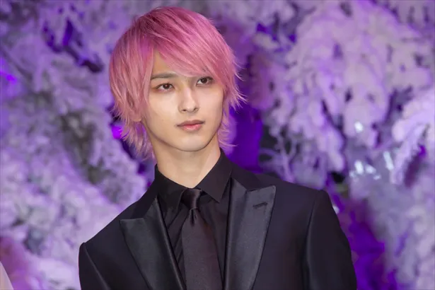 「想像以上に似合う！」と話題！横浜流星がピンク髪に込める思いとは