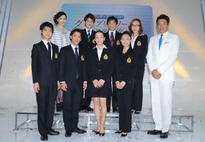 （前列左より）羽生結弦、高橋大輔、浅田真央、安藤美姫、松岡修造（後列左より）荒川静香、小塚崇彦、織田信成、村主章枝