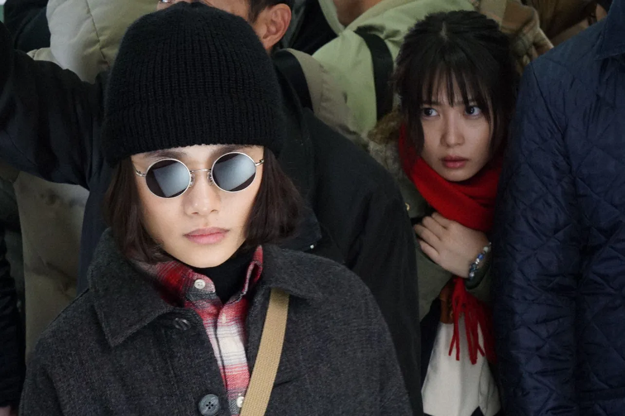 神田(志田未来)は、通勤電車でサングラスにニット帽姿のアタル(杉咲花)に出会う