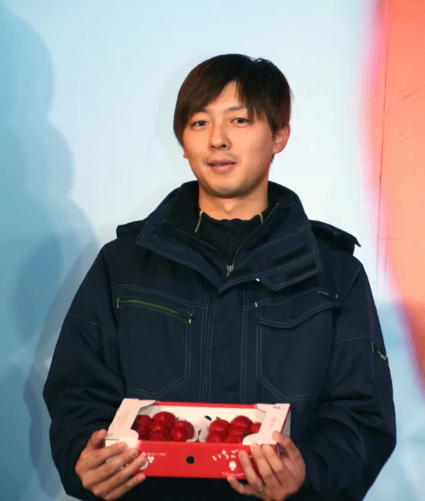 【写真を見る】いちごのように甘いルックスの生産者・寺田和弘さんが登場