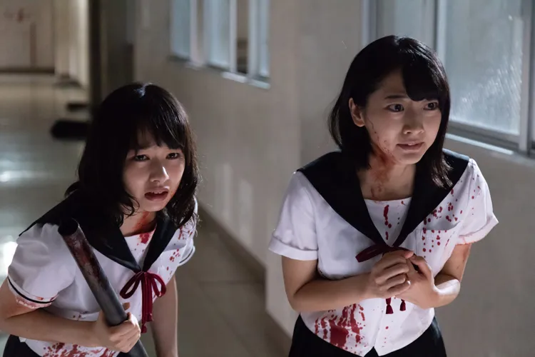 ドラマ「がっこう××× ～もうひとつのがっこうぐらし！～」でホラー作品に初挑戦した桜井日奈子(写真左)。真っ白なセーラー服が鮮血で真っ赤に