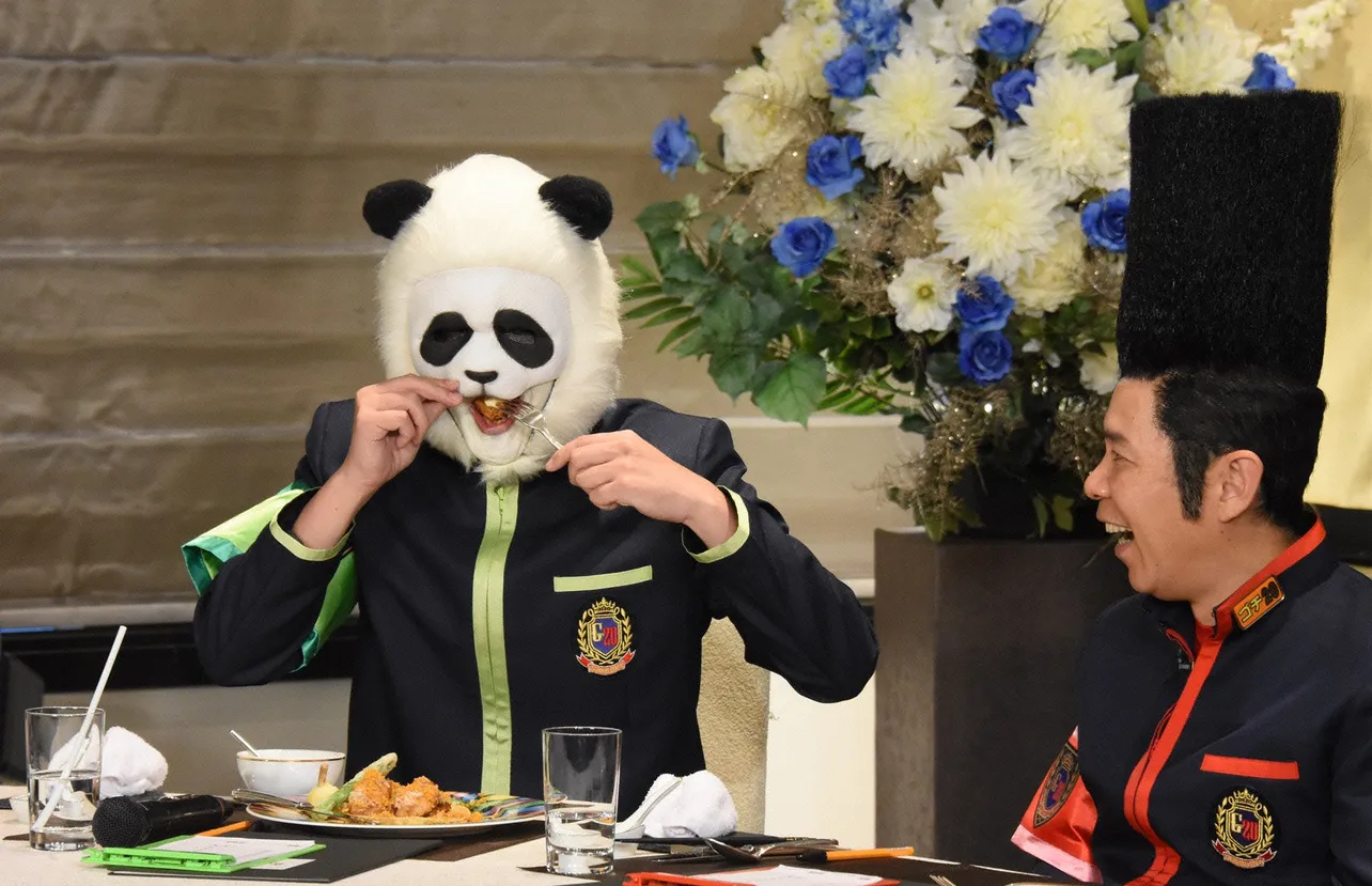 【写真を見る】特殊メークのせいで食べにくそうな“パンダさん”