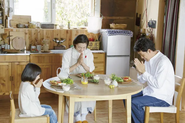 【写真を見る】食卓を囲む亘理(大泉洋)と妻のこと絵(本上まなみ)、潮莉(庄野凛)