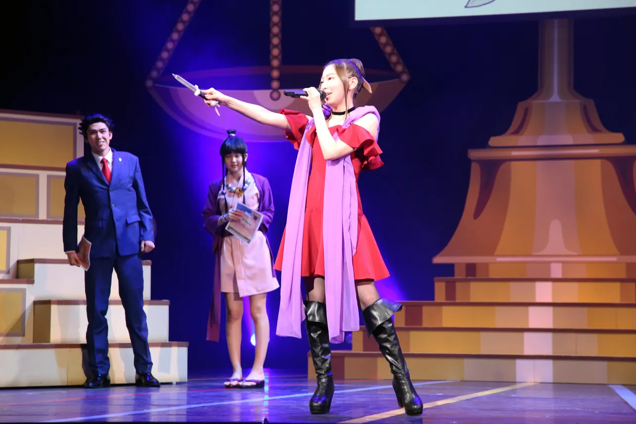 元SKE48の大矢真那は舞台オリジナルキャラ・深鴫ヨーコ役で出演。歌唱シーンもある