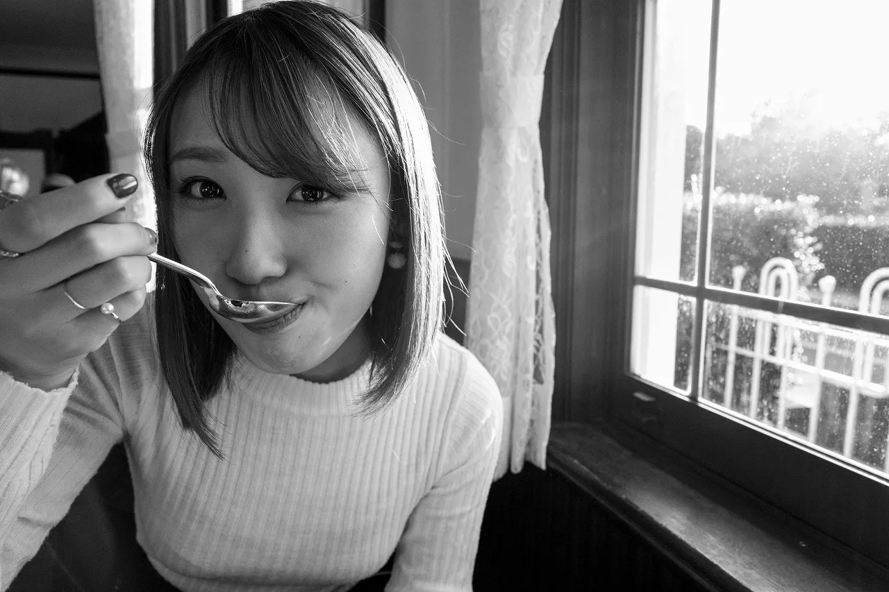 【写真を見る】さながら伊藤愛真とデートなう？　カメラ目線でスプーンをペロリ