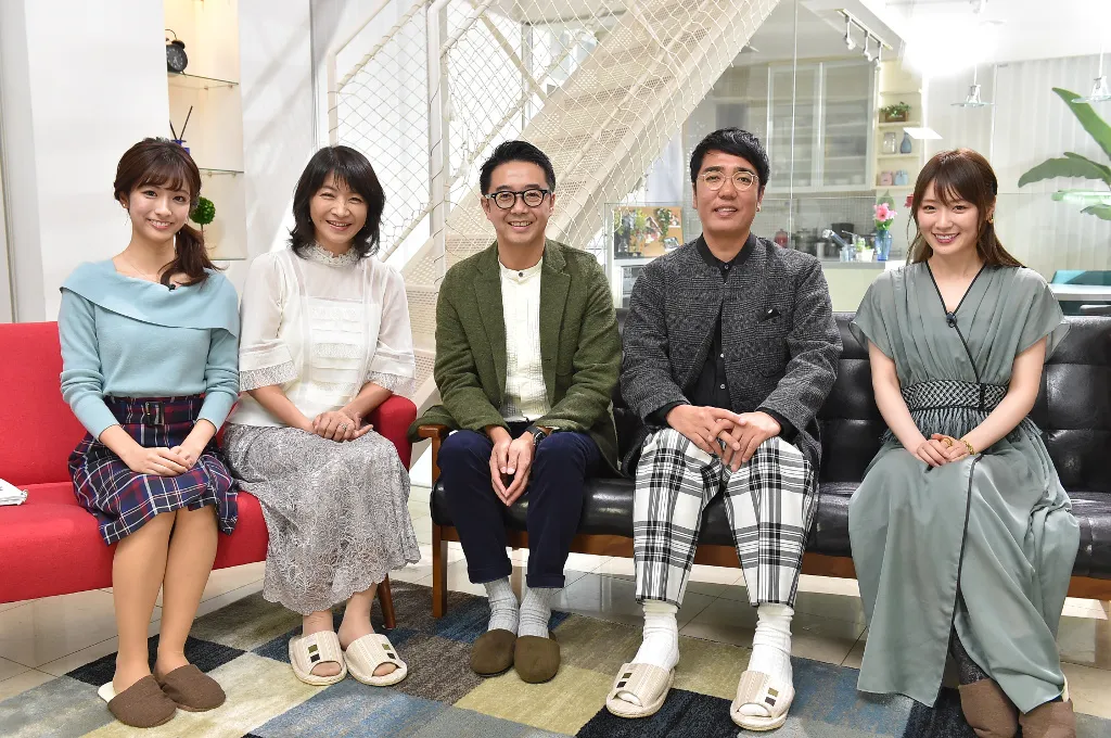 同番組の進行を務める田村真子アナ、出演の田中美佐子、おぎやはぎ、高山一実(写真左から)