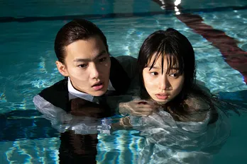 野村周平がバスタオル一枚の桜井日奈子をハグ! 「僕キミ」衝撃カット公開