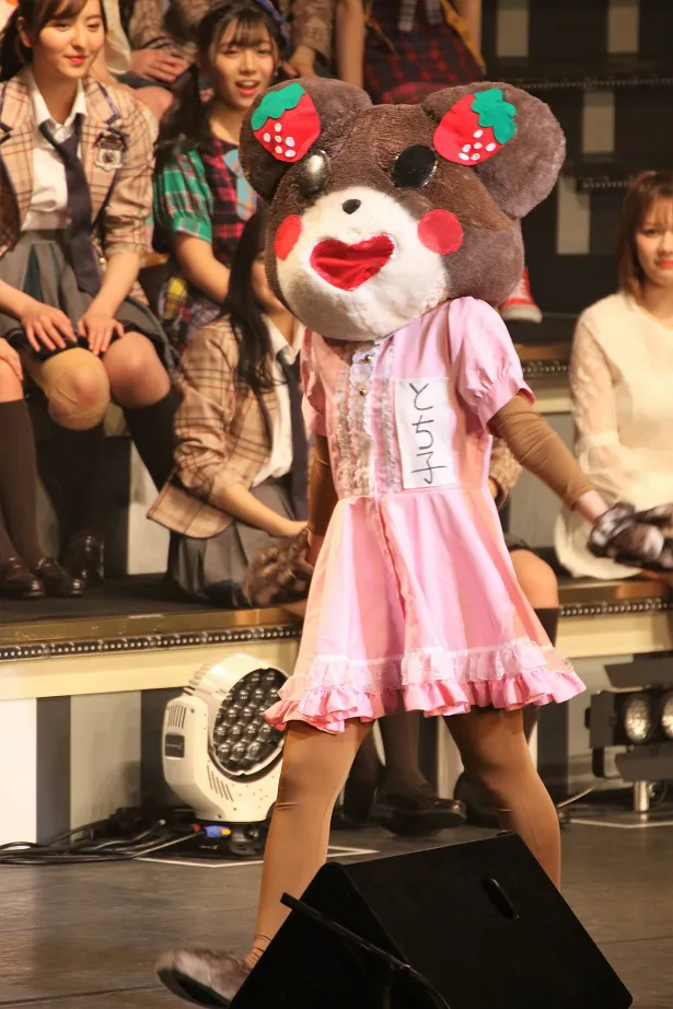 オリジナルキャラクター「とち子」姿でステージ上に現れたSKE48・福士奈央
