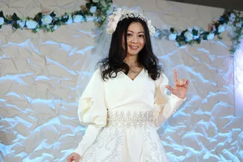 倉木麻衣、美しい純白ドレス姿で新曲初披露!「一歩一歩駆け抜けてほしい」