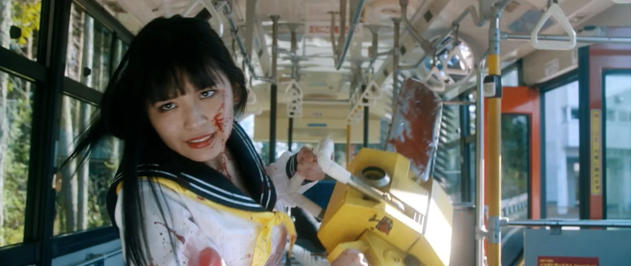 浅川梨奈が主演映画「血まみれスケバンチェーンソーRED」で改造チェーンソーを手にさまざまな敵と戦う