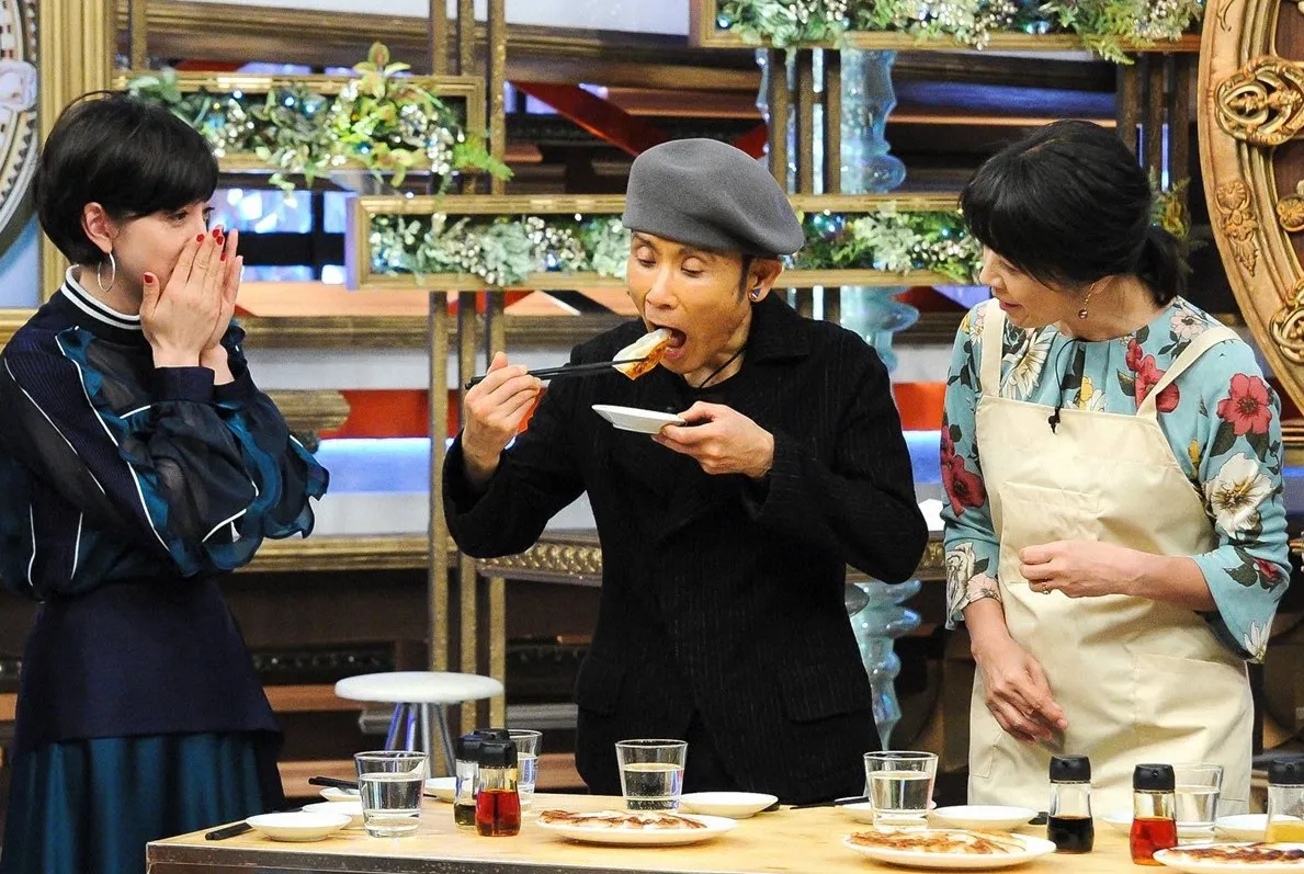 【写真を見る】約10年ぶりにギョーザを食べるという片岡鶴太郎。その表情は？