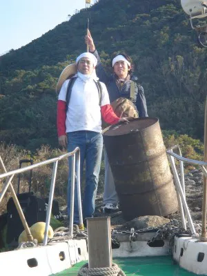 無人島0円生活に挑戦するよゐこの有野晋哉と濱口優（写真左から）