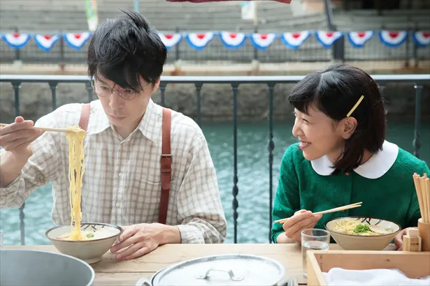 【写真を見る】初めてのデートで屋台のラーメンをすする福子(安藤サクラ)と萬平(長谷川博己)。ラーメンがおいしそう！