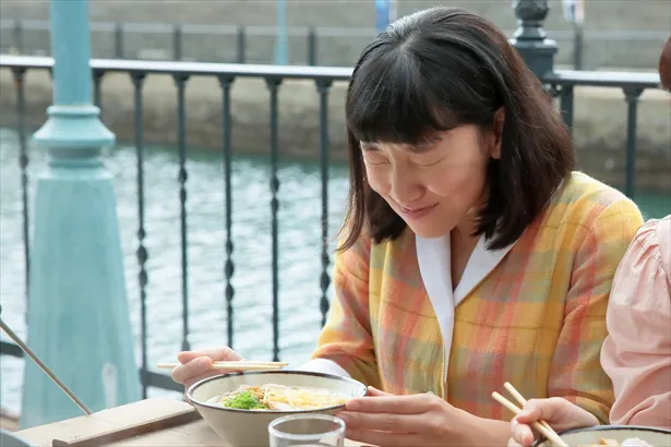 【写真を見る】登場は早かった！第1回(10月1日放送)でラーメンを食べるシーンを初放送。福子(安藤サクラ)も若い！