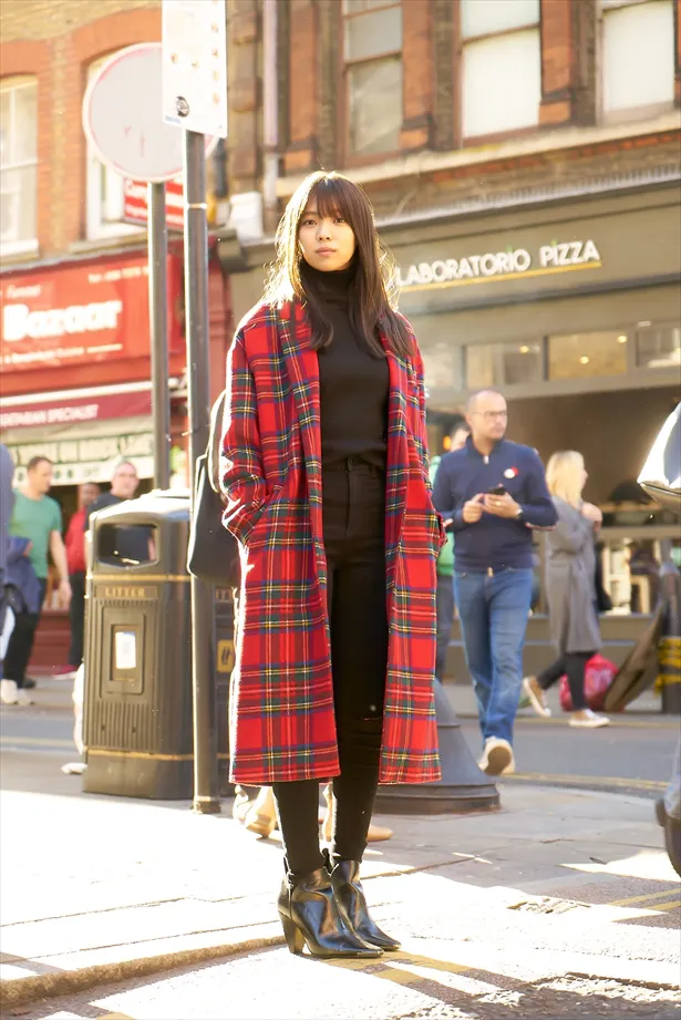 【写真を見る】抜群のスタイルでロンドンの街に溶け込む小林由依！