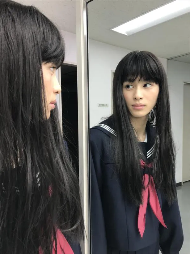 鍵村洋一役の草川拓弥のセーラー服姿(C)NTV