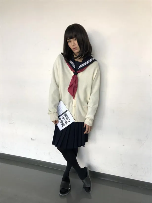 【写真を見る】鍵村洋一役の草川拓弥のセーラー服姿、全身写真。……美脚!!