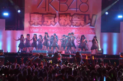 これまでのシングル全てと、新曲「Beginner」を披露したAKB48