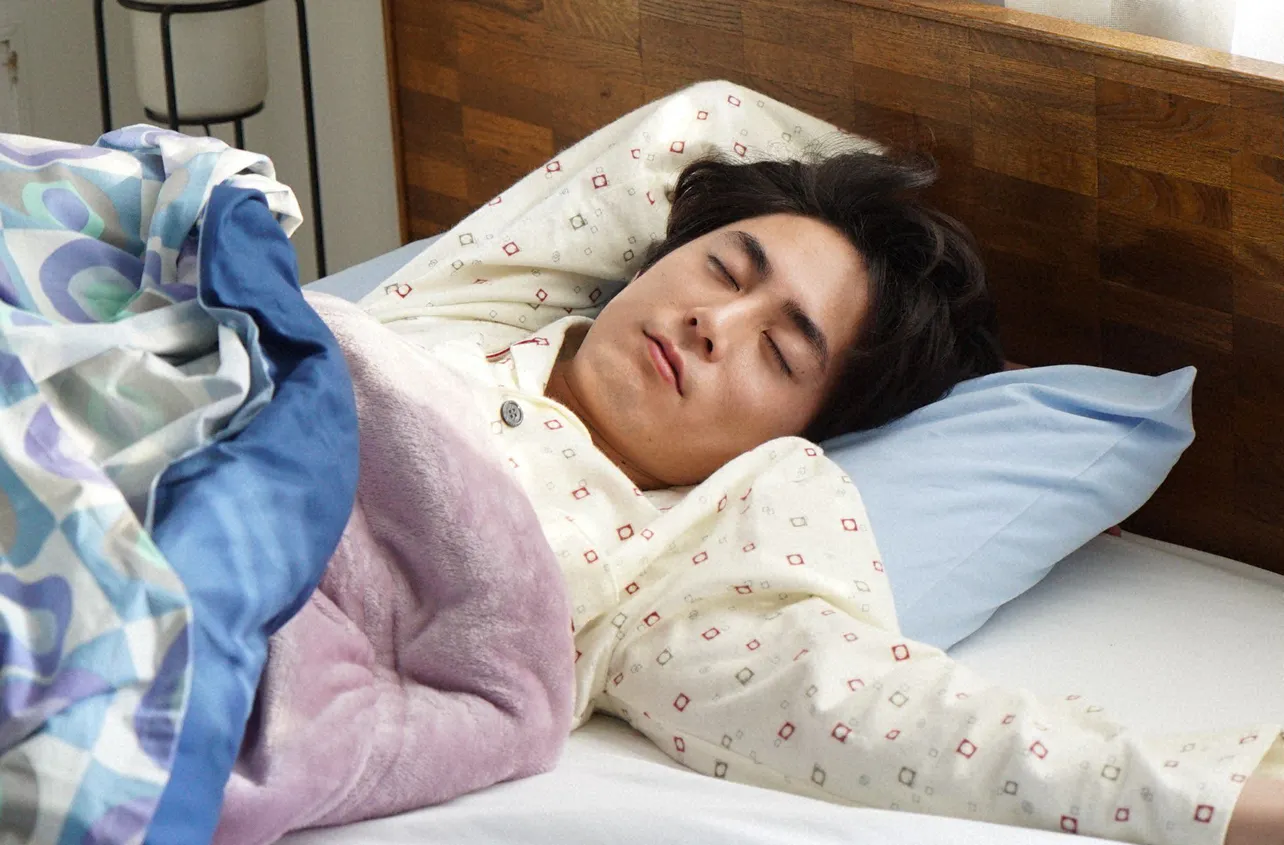 【写真を見る】“おぼっちゃま”を演じる間宮祥太朗のキュートな寝顔♪