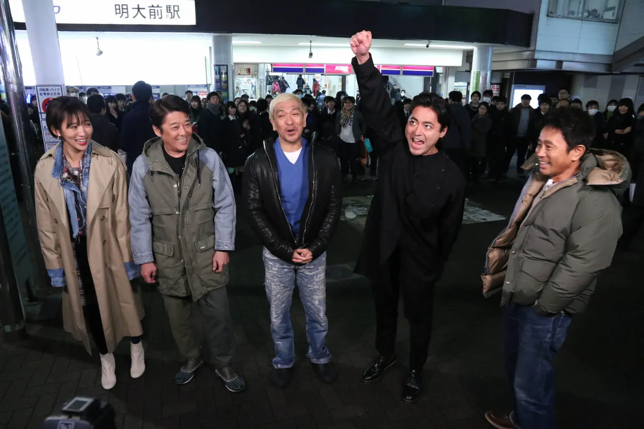 【写真を見る】自らの特別企画にノリノリの山田孝之…明大前駅周辺の人たちもビックリ