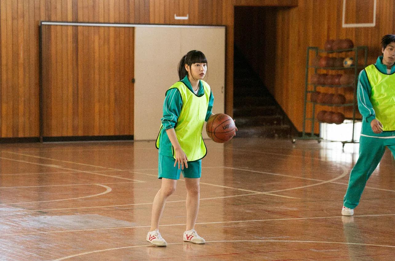 【写真を見る】バスケ経験者の桜井日奈子が華麗なボールさばきを見せる！