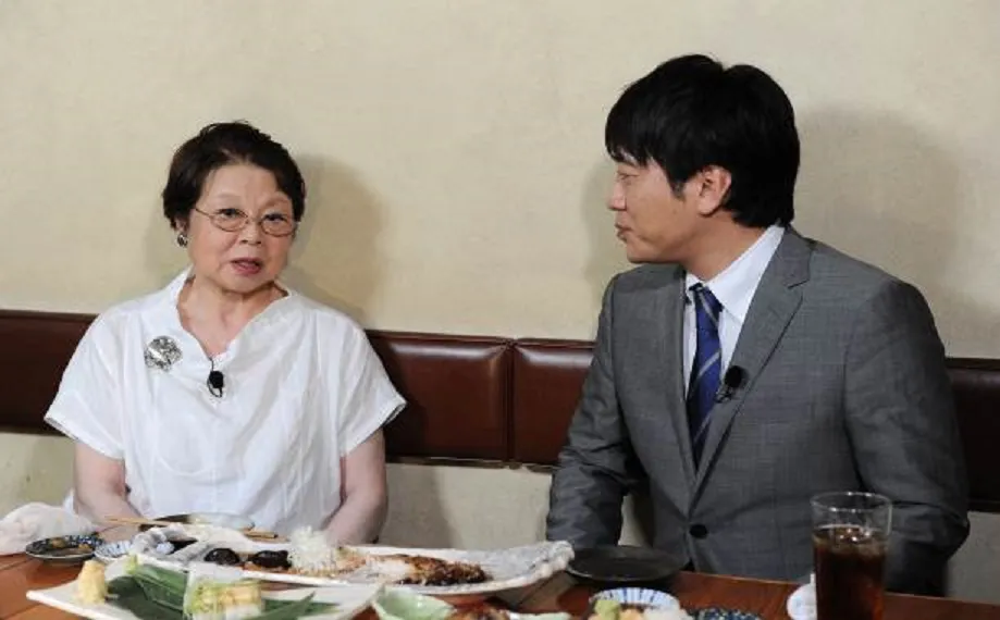 【写真を見る】市原悦子と安住紳一郎アナ