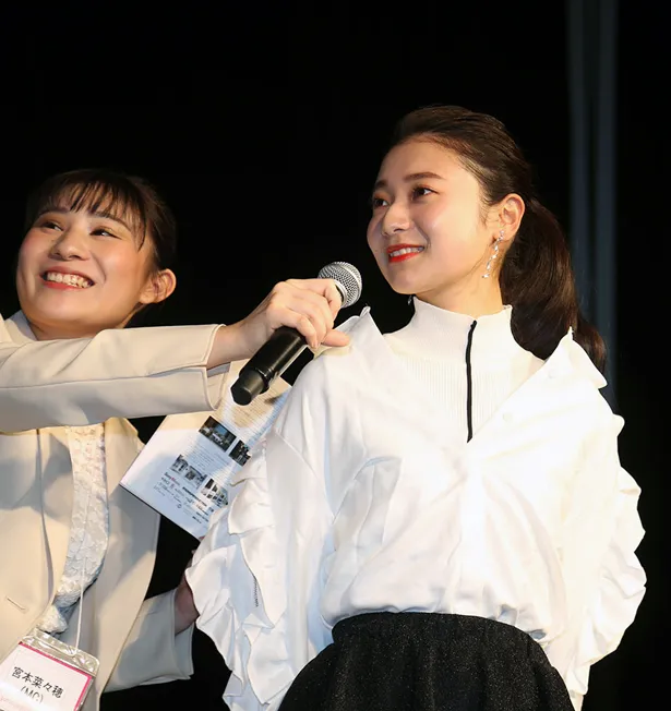 第5回日本制服アワード女子グランプリ・齊藤英里が来場し、「 制服アワードは夢につながる第一歩なので、 これから活躍してほしいです」とエール